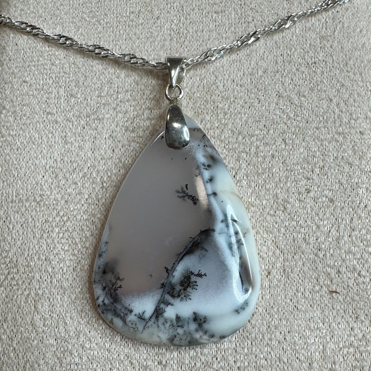 Pendentif en Agate Dendritique – Ancrage et Connexion à la Nature