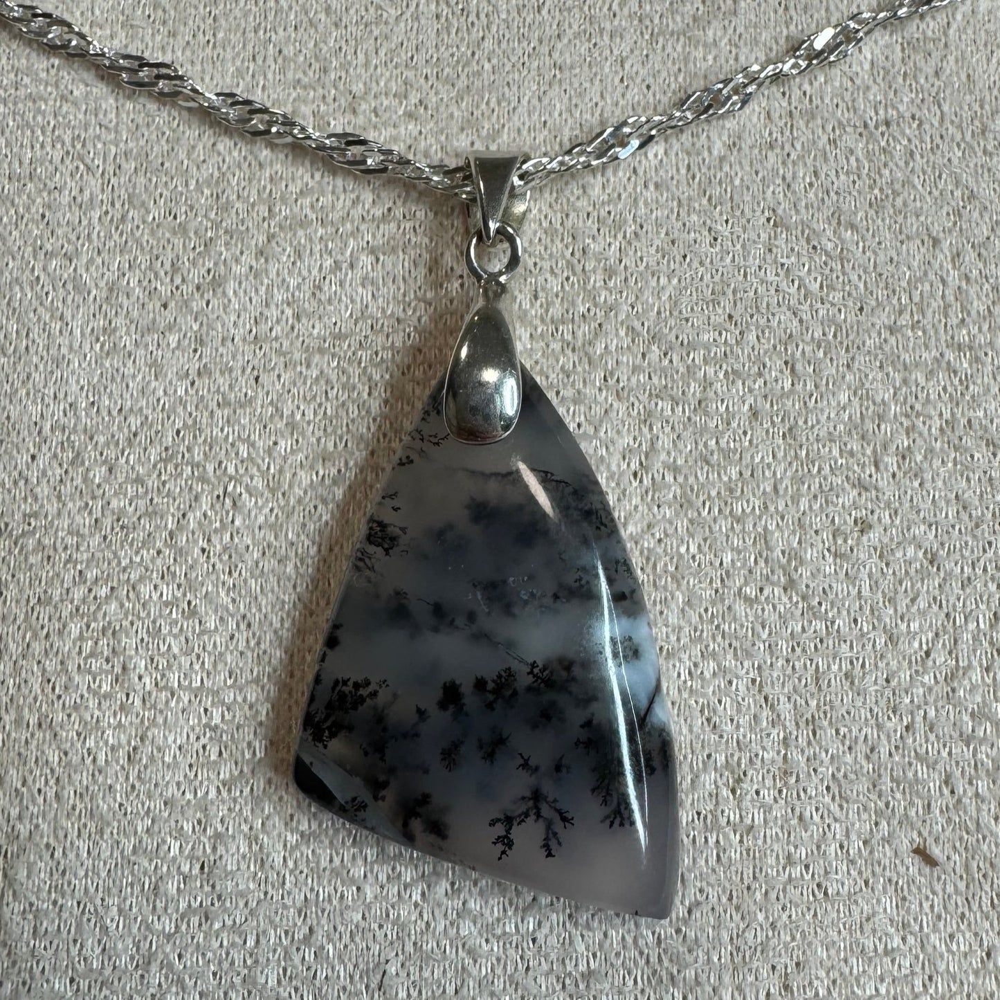 Pendentif en Agate Dendritique – Ancrage et Connexion à la Nature