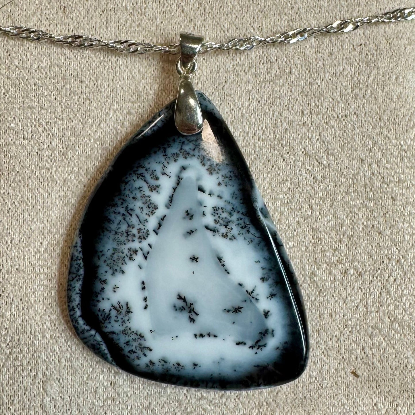 Pendentif en Agate Dendritique – Ancrage et Connexion à la Nature