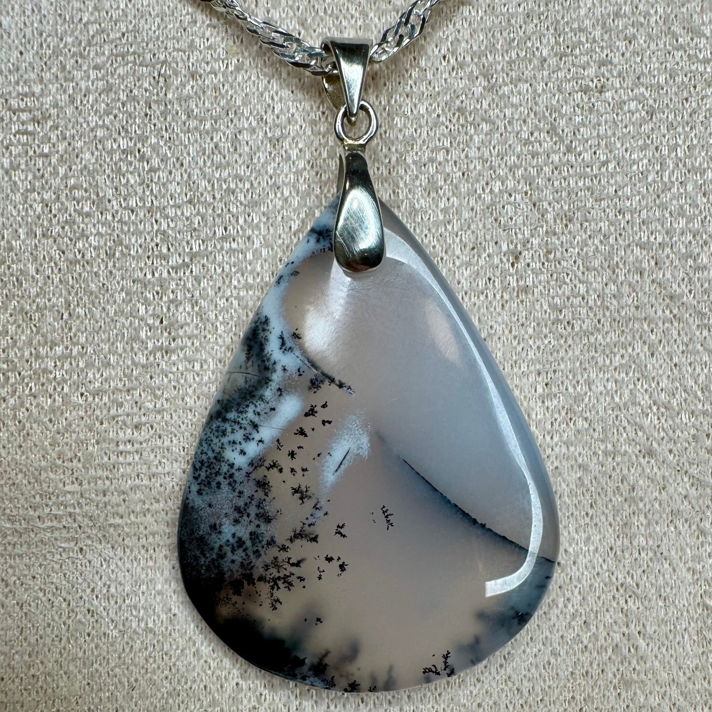 Pendentif en Agate Dendritique – Ancrage et Connexion à la Nature