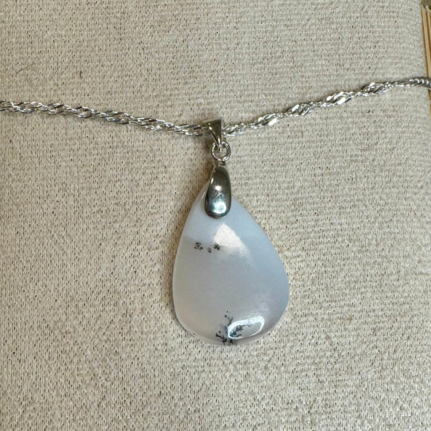 Pendentif en Agate Dendritique – Ancrage et Connexion à la Nature