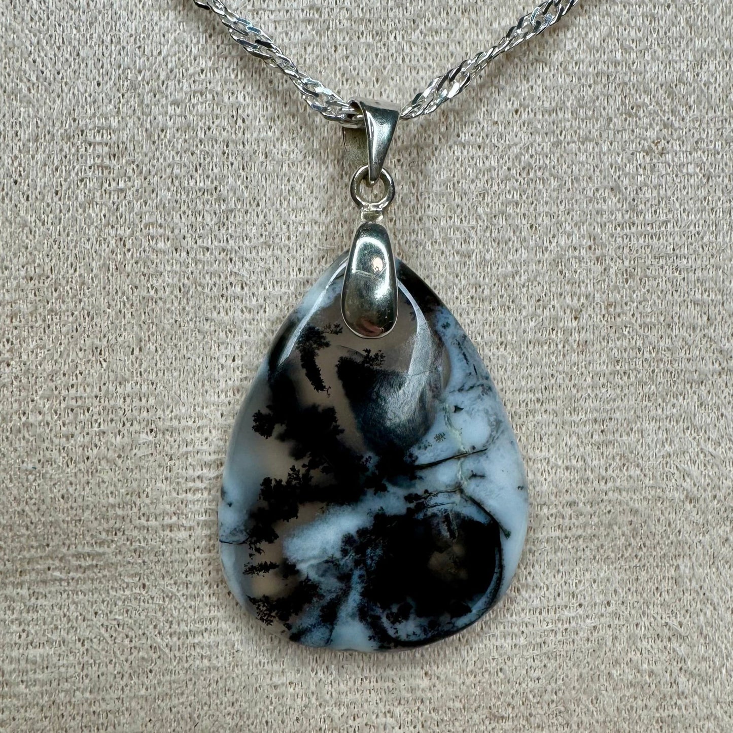 Pendentif en Agate Dendritique – Ancrage et Connexion à la Nature