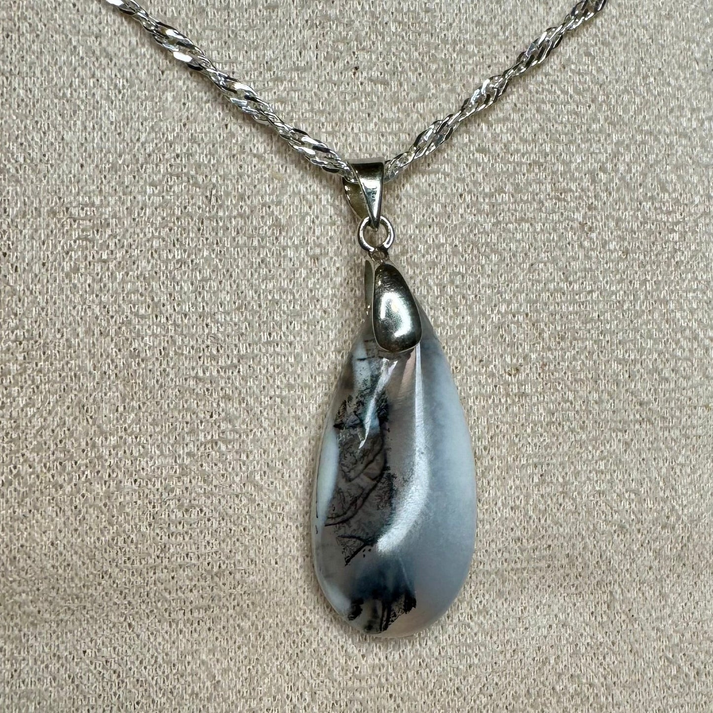 Pendentif en Agate Dendritique – Ancrage et Connexion à la Nature
