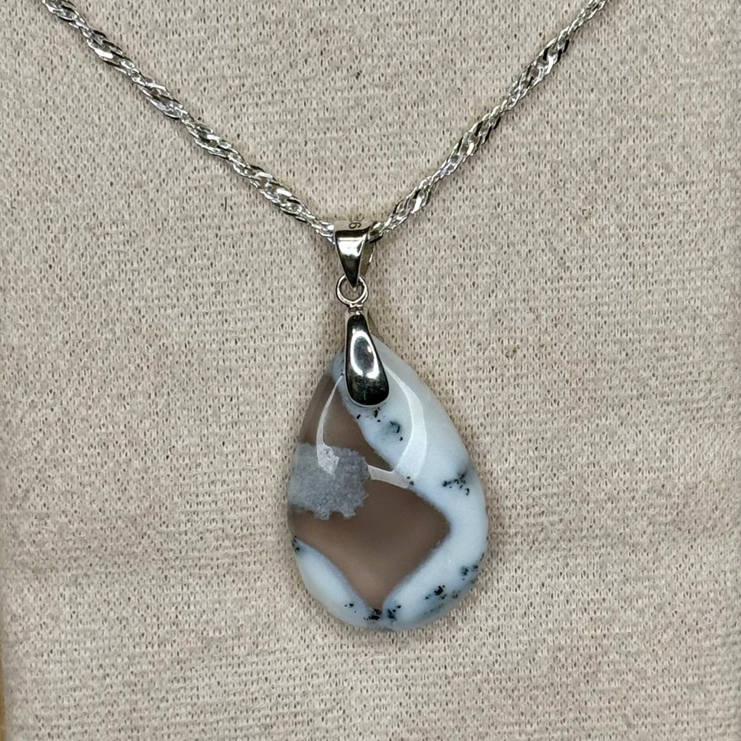 Pendentif en Agate Dendritique – Ancrage et Connexion à la Nature