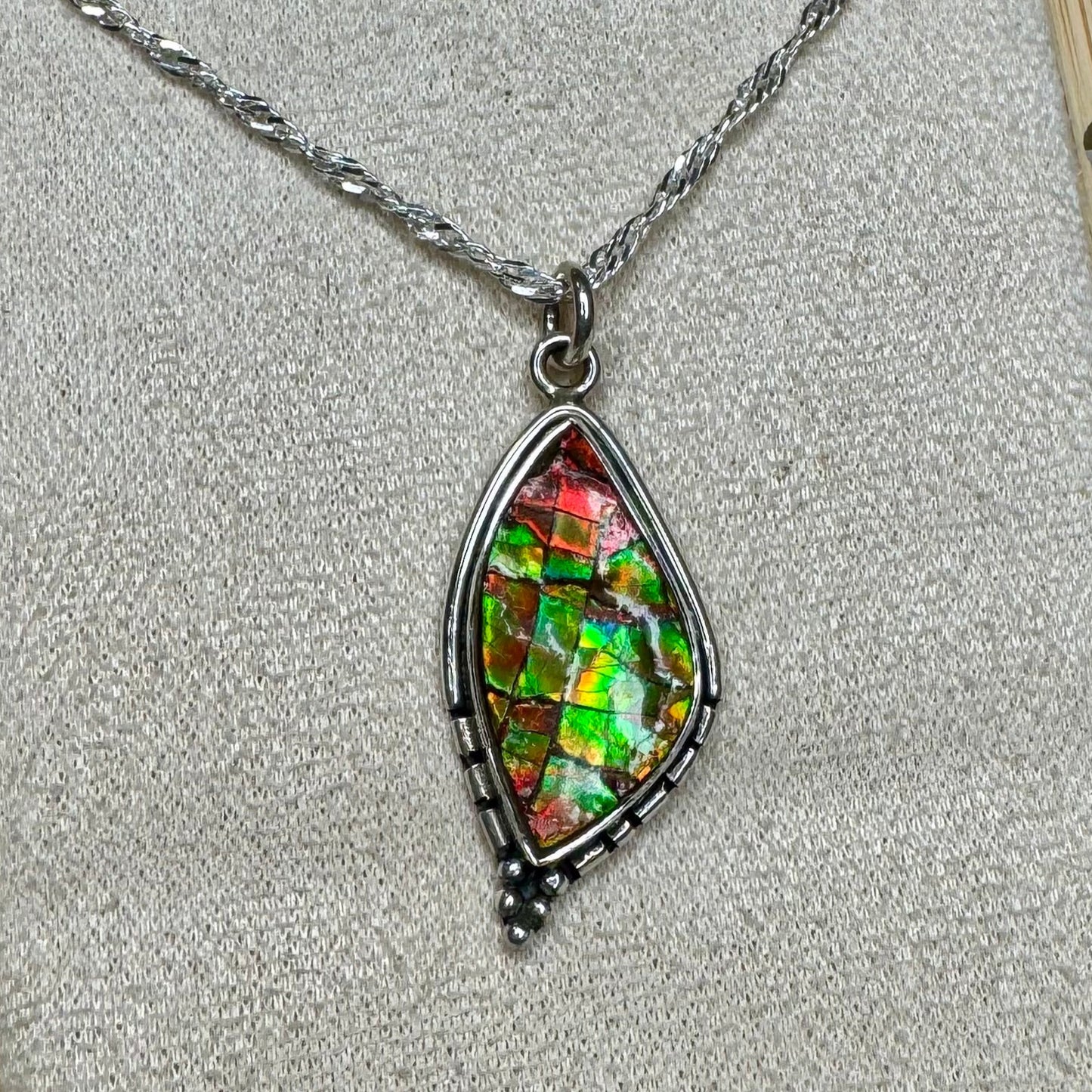 Pendentif en Ammolite – Pierre Fossile d’Évolution et d’Abondance