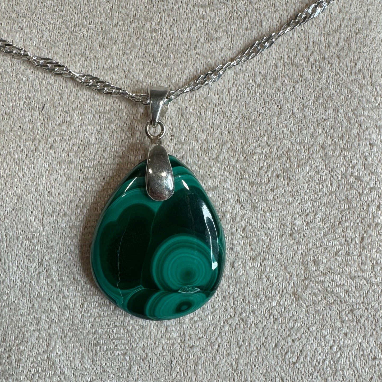 Pendentif en Malachite – Transformation et Protection Énergétique