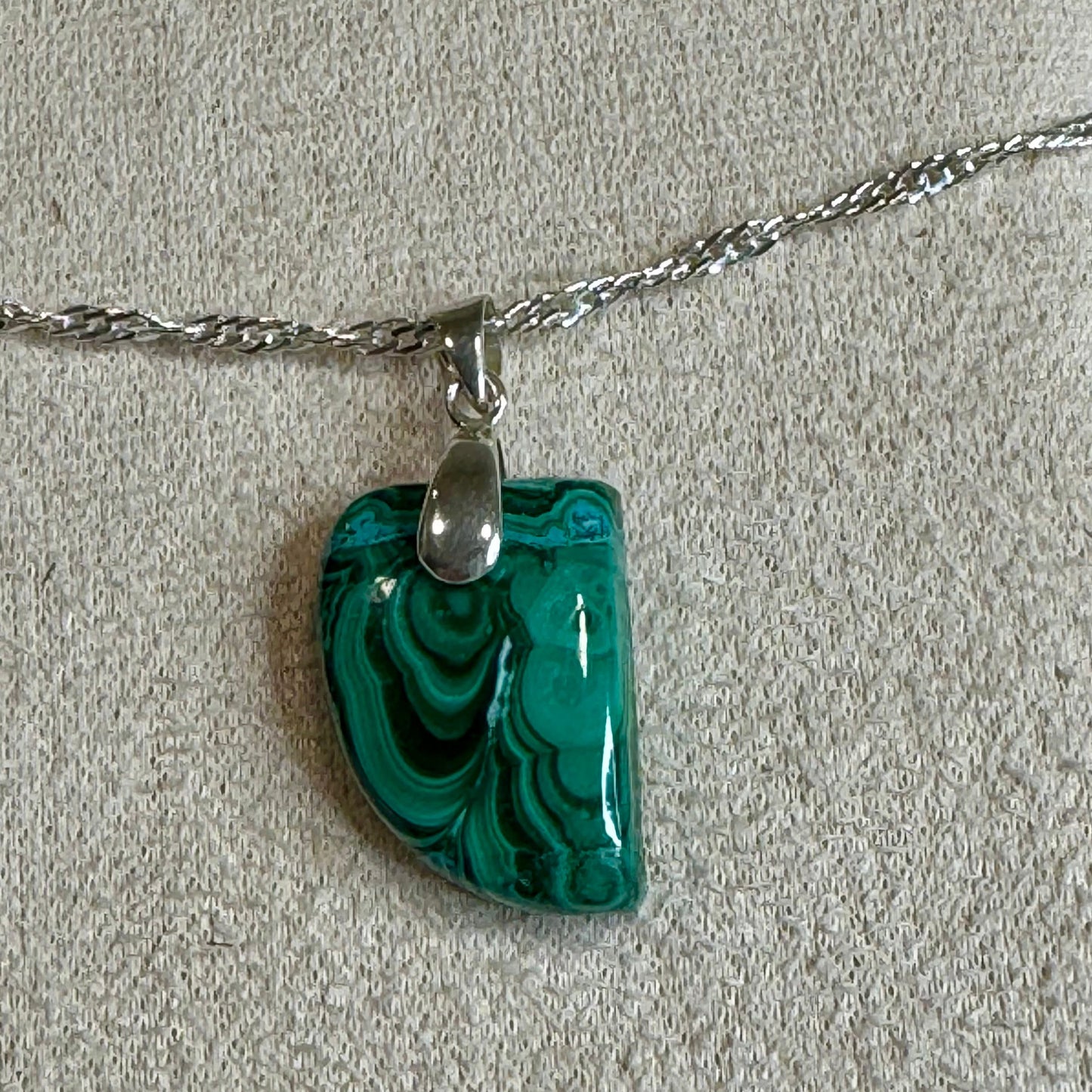 Pendentif en Malachite – Transformation et Protection Énergétique
