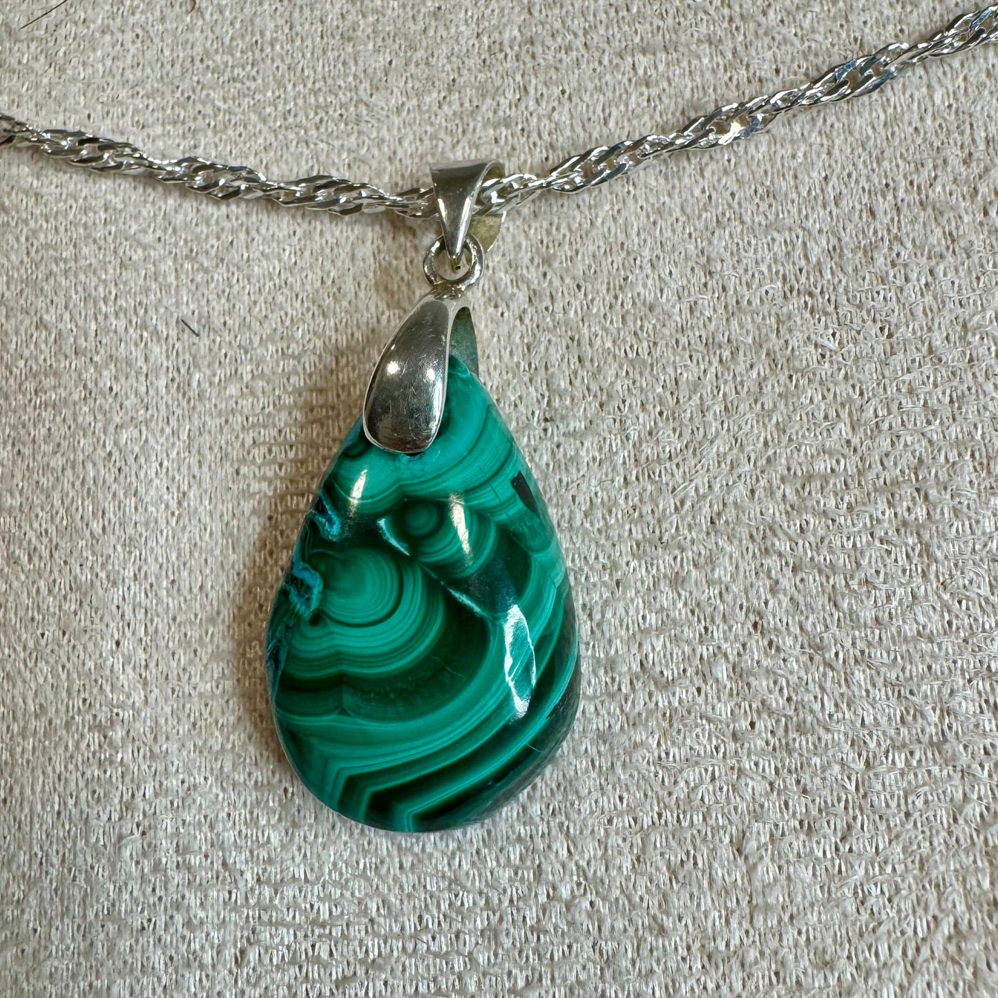 Pendentif en Malachite – Transformation et Protection Énergétique