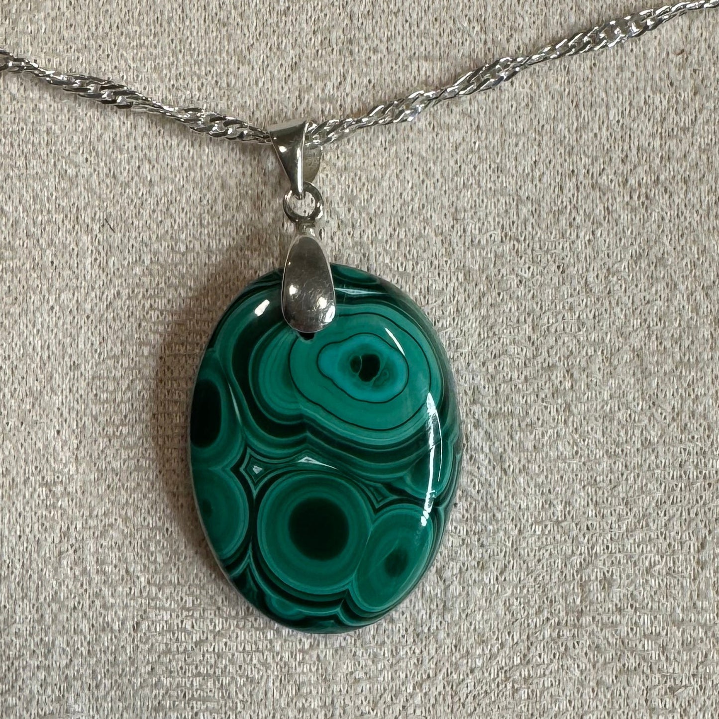 Pendentif en Malachite – Transformation et Protection Énergétique