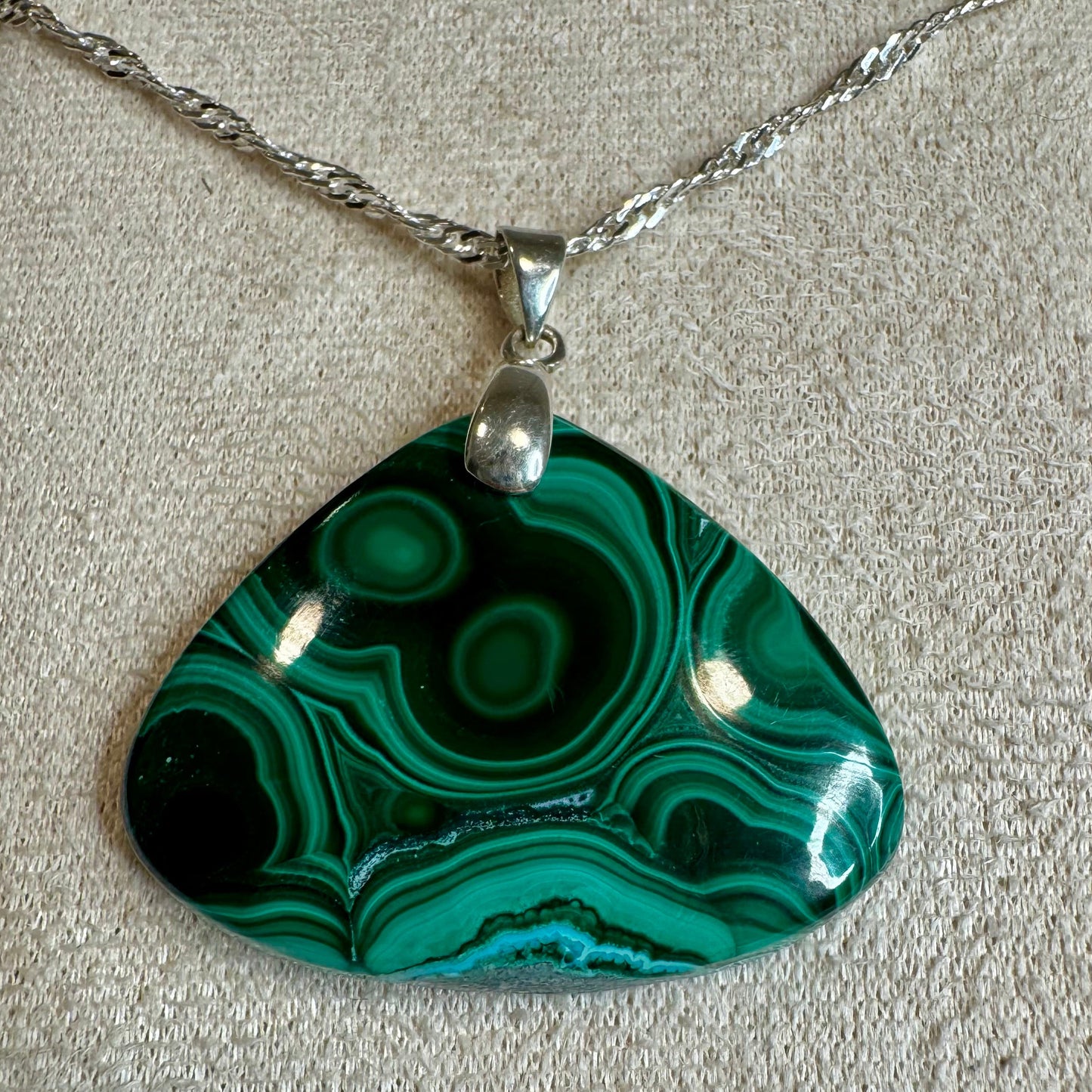 Pendentif en Malachite – Transformation et Protection Énergétique