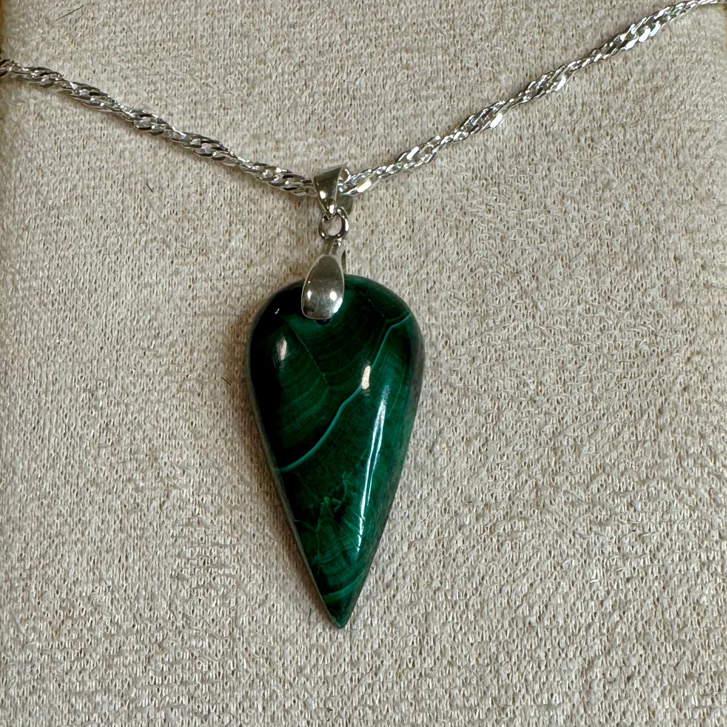 Pendentif en Malachite – Transformation et Protection Énergétique