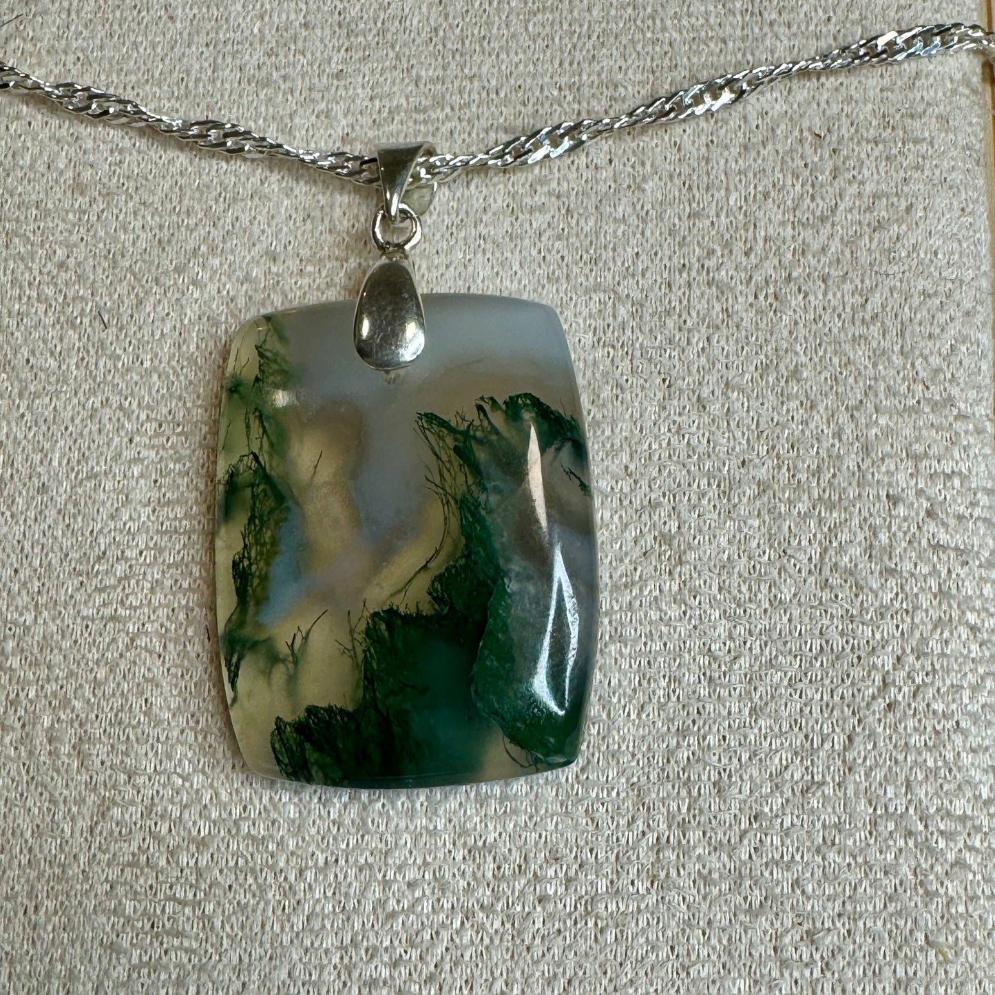Pendentif en Agate Mousse – Connexion à la Nature et Renouveau
