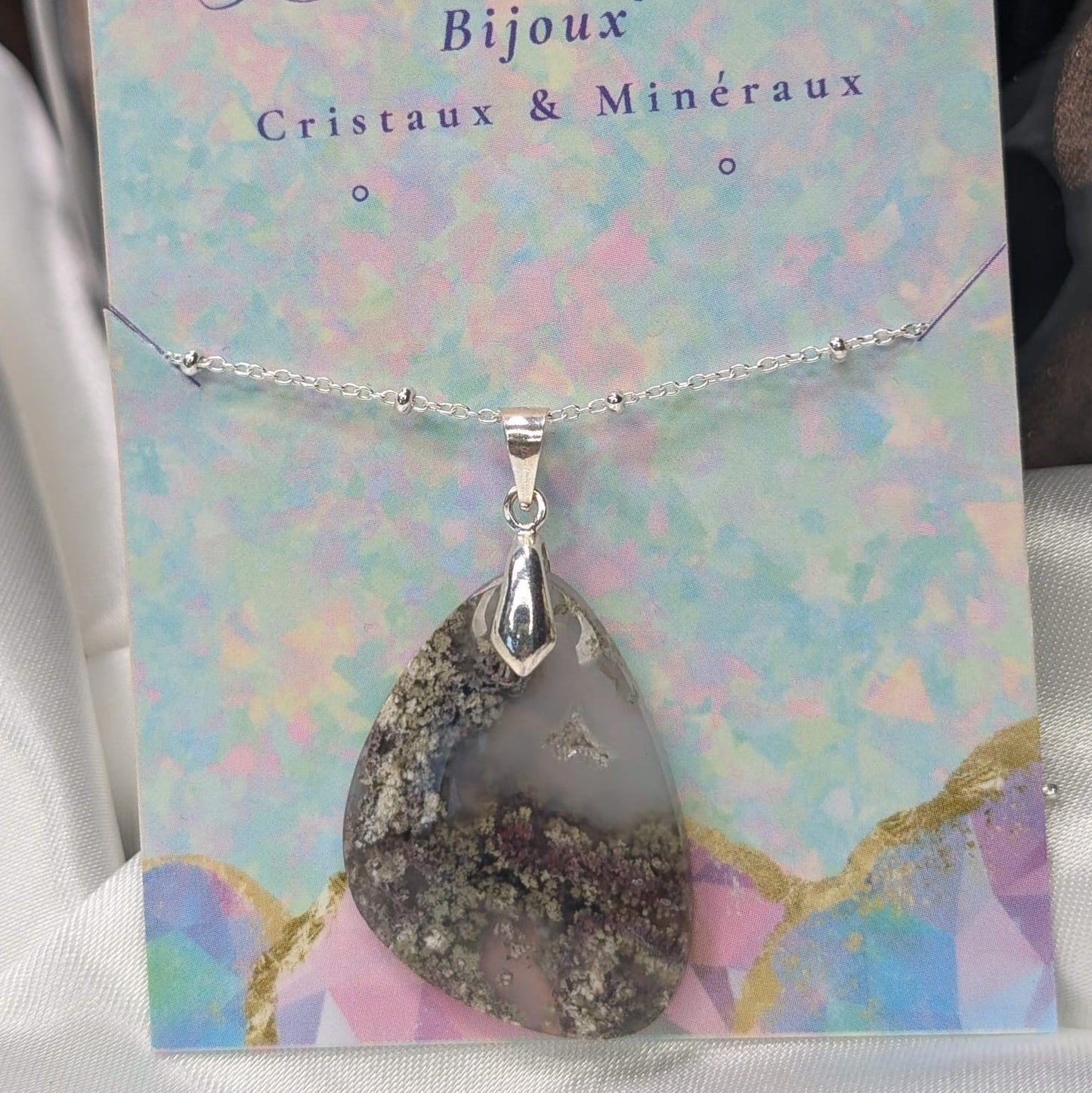 Pendentif en Agate Mousse – Connexion à la Nature et Renouveau