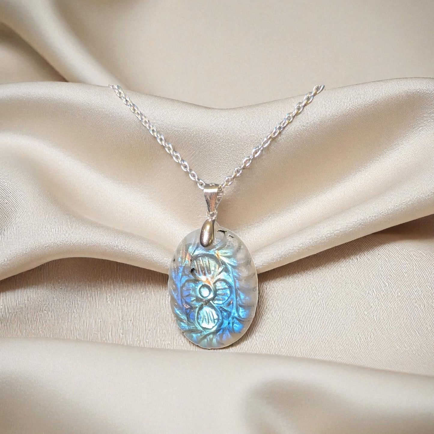 Pendentif Pierre de Lune Arc-en-Ciel – Intuition & Lumière Intérieure