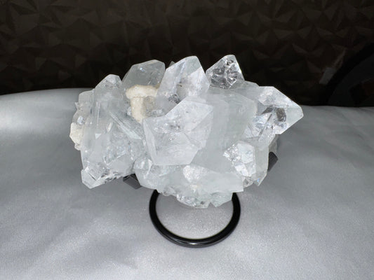 Apophyllite – Pierre de Connexion Spirituelle et de Clarté Mentale