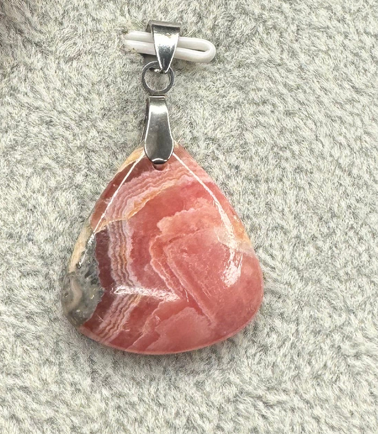 Pendentif en Rhodochrosite – Amour et Guérison émotionnelle