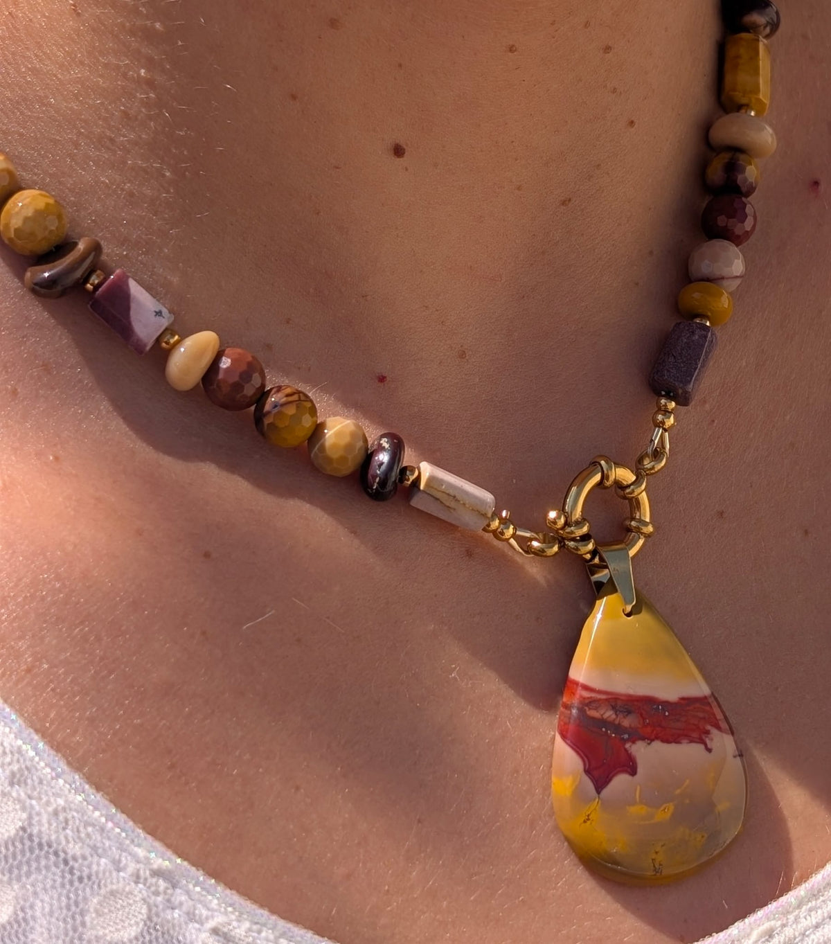 Collier en jaspe mokaite