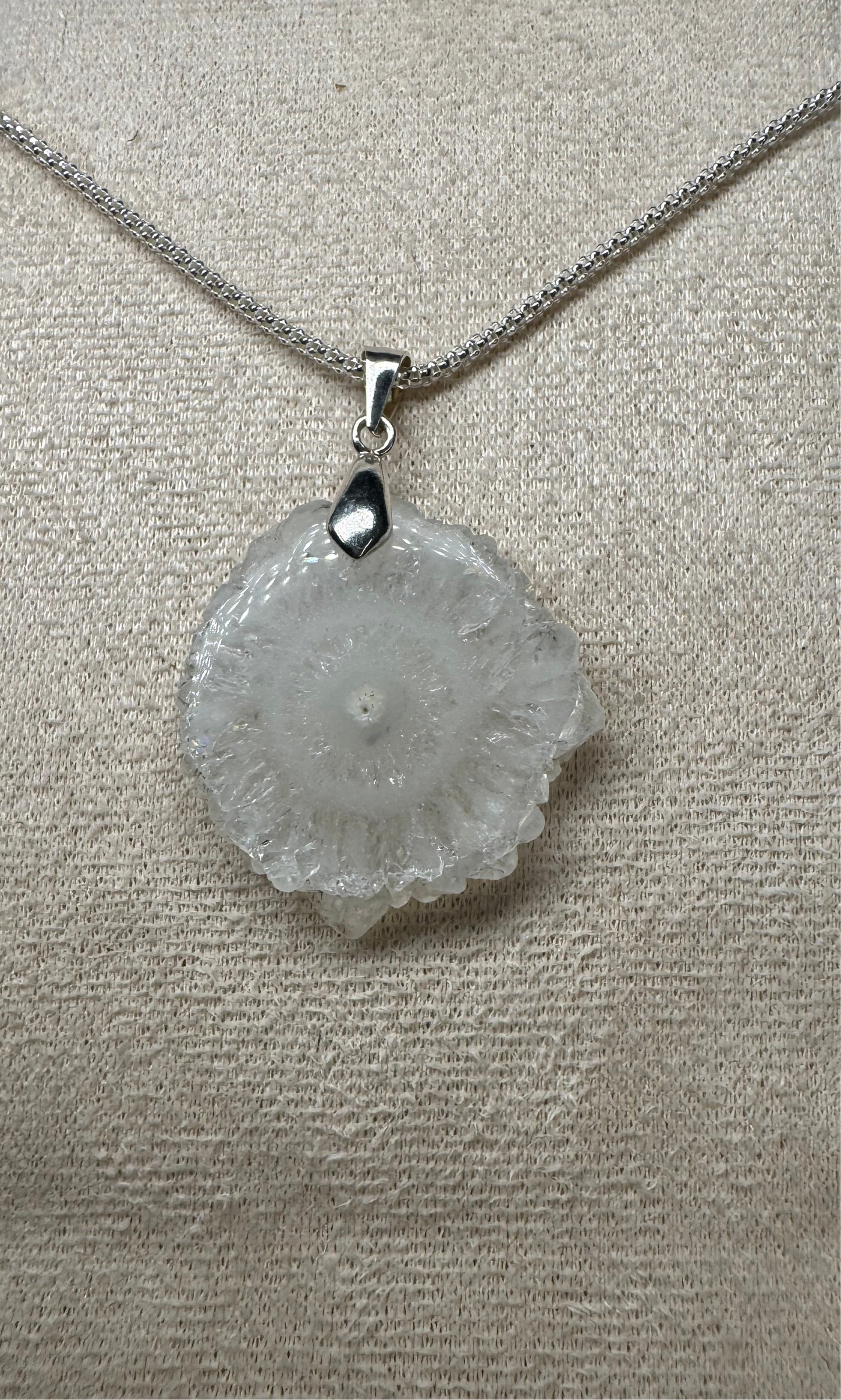 Pendentif en Quartz Solaire – Énergie et Harmonie