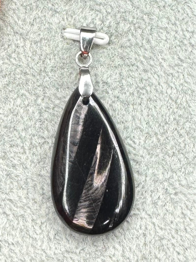 Pendentif en Hypersthène – Intuition et Force intérieure