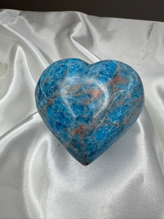 Cœur en Apatite Bleue – Expression et Clarté Intérieure
