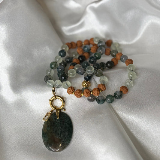 collier agate mousse, graine de rudraksha et prénhite