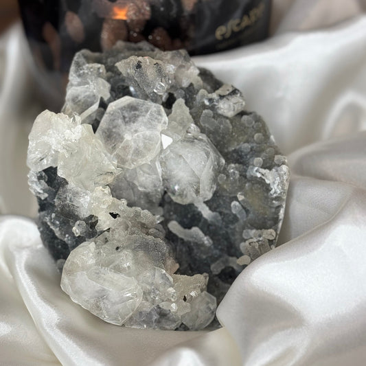 Calcédoine noire et apophyllite