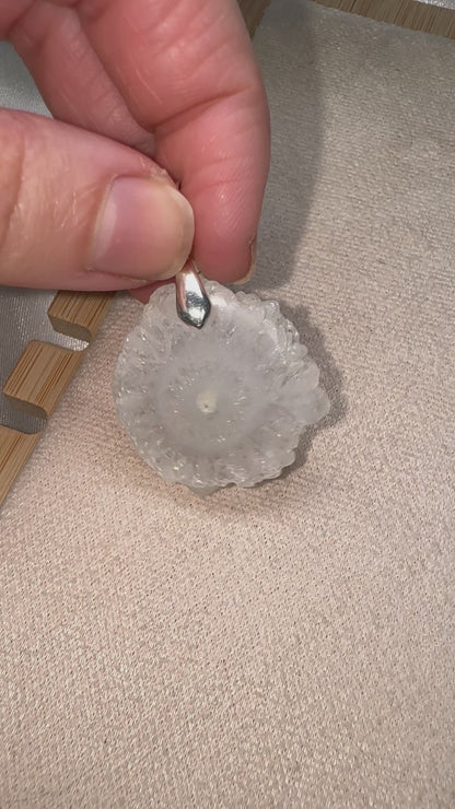 Pendentif en Quartz Solaire – Énergie et Harmonie