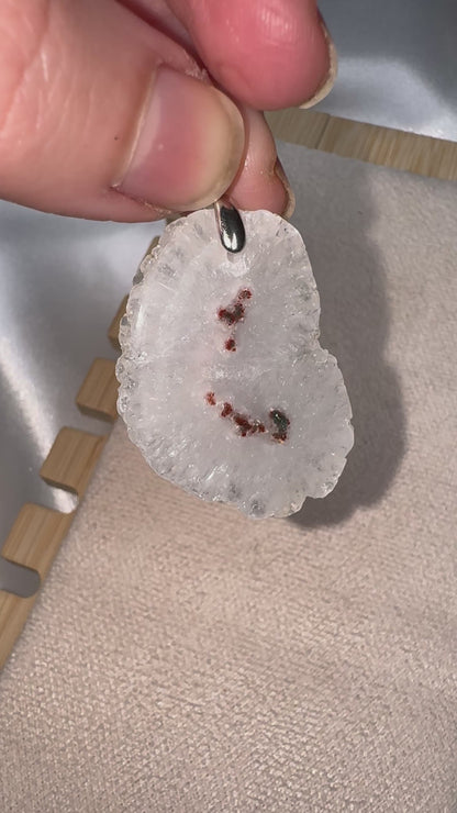 Pendentif en Quartz Solaire – Énergie et Harmonie