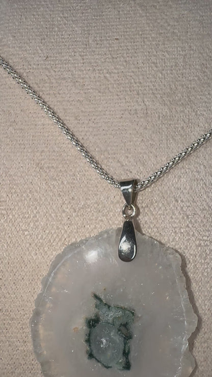 Pendentif en Quartz Solaire – Énergie et Harmonie