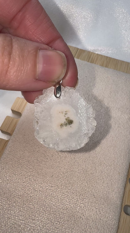 Pendentif en Quartz Solaire – Énergie et Harmonie