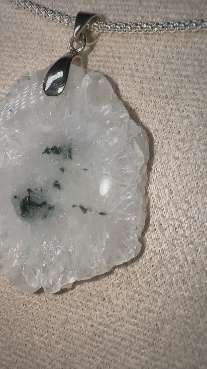 Pendentif en Quartz Solaire – Énergie et Harmonie